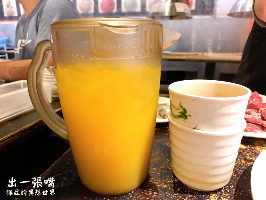 台中出一張嘴燒肉｜蝦子剝好殼超貼心，還有莫凡比冰淇淋、自製蜂蜜冰，一口酥超涮嘴！ @猴屁的異想世界
