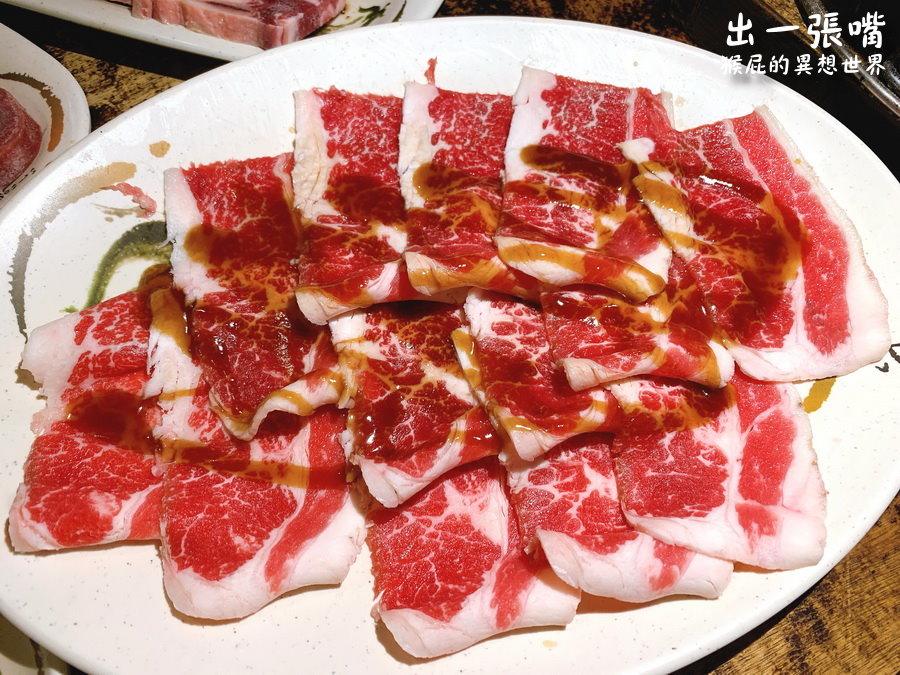 台中出一張嘴燒肉｜蝦子剝好殼超貼心，還有莫凡比冰淇淋、自製蜂蜜冰，一口酥超涮嘴！ @猴屁的異想世界