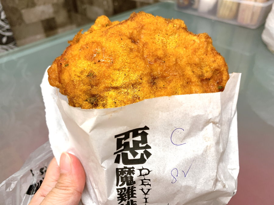 惡魔雞排逢甲總店｜台中逢甲夜市必吃，100元超厚切雞排，肉厚多汁大塊、梅子口味新登場 @猴屁的異想世界