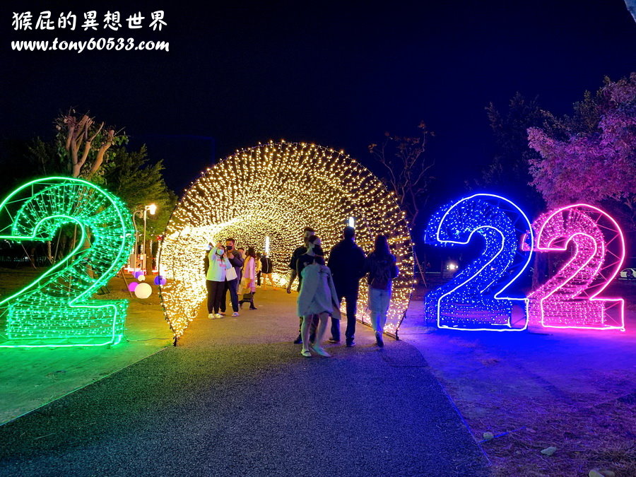 台中聖誕節景點：中央公園聖誕布景2022燈海隧道+紅色旋轉木馬+摩天輪投影燈