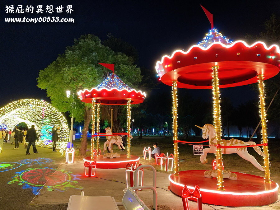 台中聖誕節景點：中央公園聖誕布景2022燈海隧道+紅色旋轉木馬+摩天輪投影燈 @猴屁的異想世界