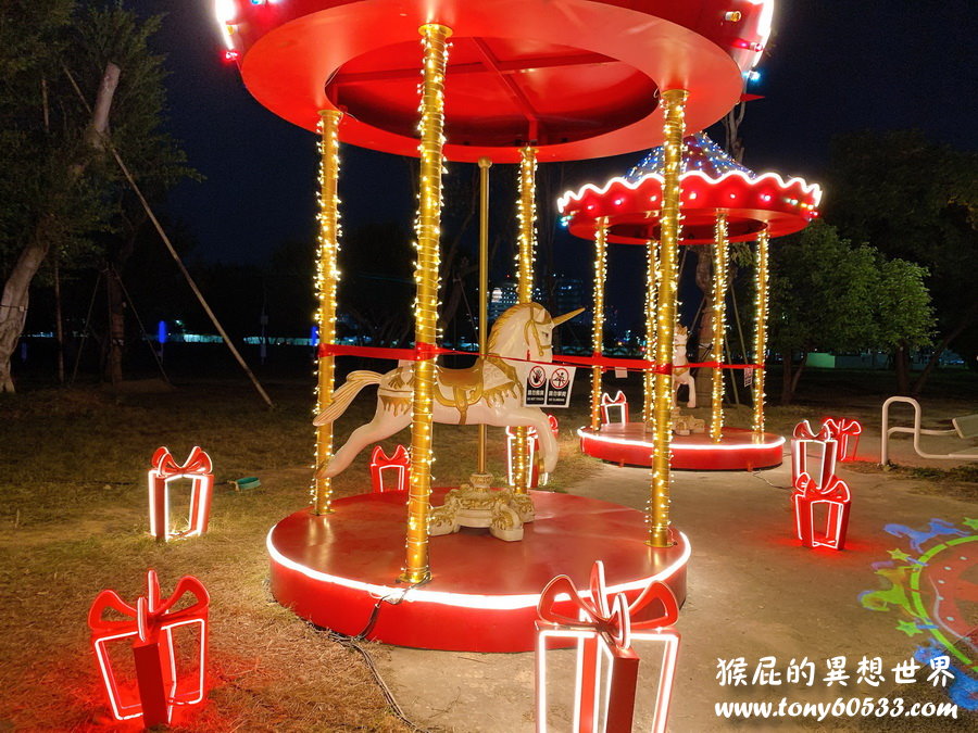 台中聖誕節景點：中央公園聖誕布景2022燈海隧道+紅色旋轉木馬+摩天輪投影燈 @猴屁的異想世界