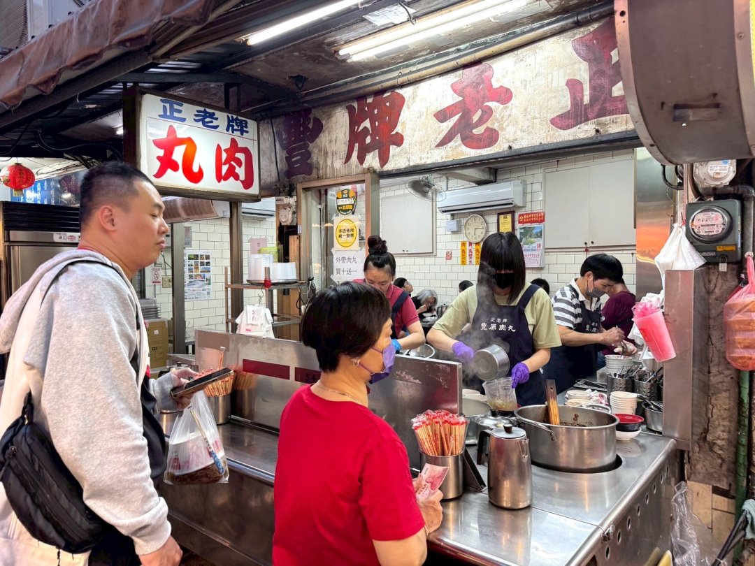 正老牌豐原肉丸|豐原廟東夜市美食推薦,老字號炸肉丸酥香多汁,吃完還能加湯喝到飽! @猴屁的異想世界 正老牌豐原肉丸|豐原廟東夜市美食推薦,老字號炸肉丸酥香多汁,吃完還能加湯喝到飽! @猴屁的異想世界