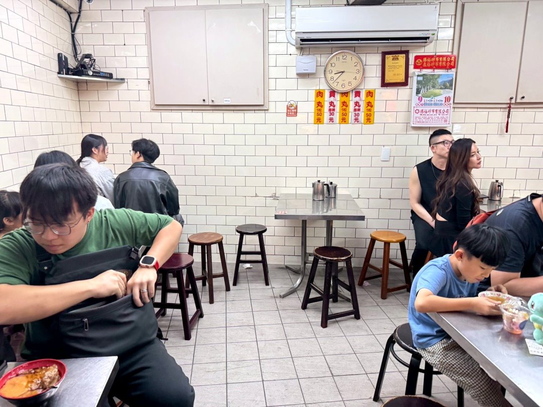 正老牌豐原肉丸|豐原廟東夜市美食推薦,老字號炸肉丸酥香多汁,吃完還能加湯喝到飽! @猴屁的異想世界 正老牌豐原肉丸|豐原廟東夜市美食推薦,老字號炸肉丸酥香多汁,吃完還能加湯喝到飽! @猴屁的異想世界