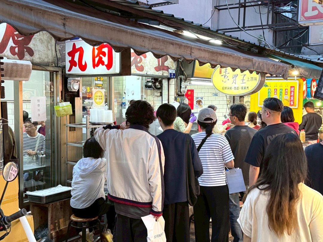 正老牌豐原肉丸|豐原廟東夜市美食推薦,老字號炸肉丸酥香多汁,吃完還能加湯喝到飽! @猴屁的異想世界 正老牌豐原肉丸|豐原廟東夜市美食推薦,老字號炸肉丸酥香多汁,吃完還能加湯喝到飽! @猴屁的異想世界