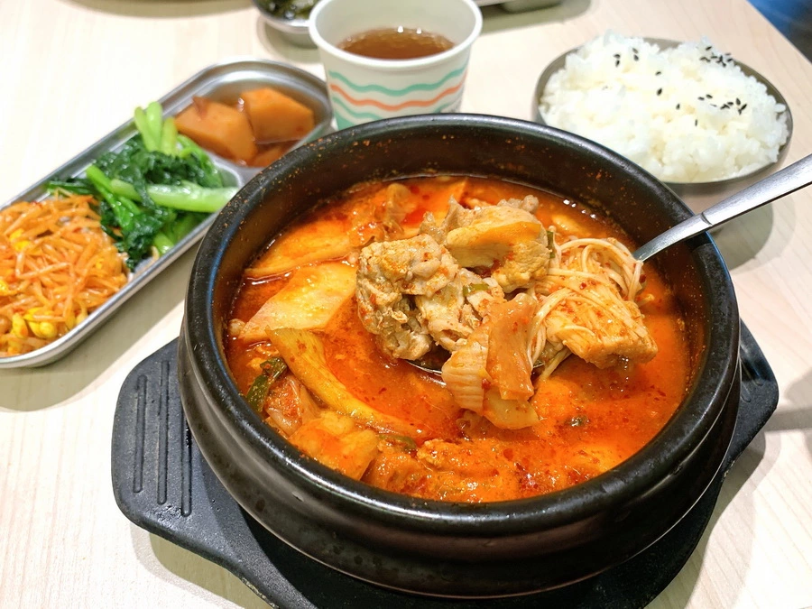 韓喜堂｜隱藏在台大附近巷弄平價韓式料理，辣豆腐豬肉鍋好吃，有小菜跟飲料(台北韓式料理)