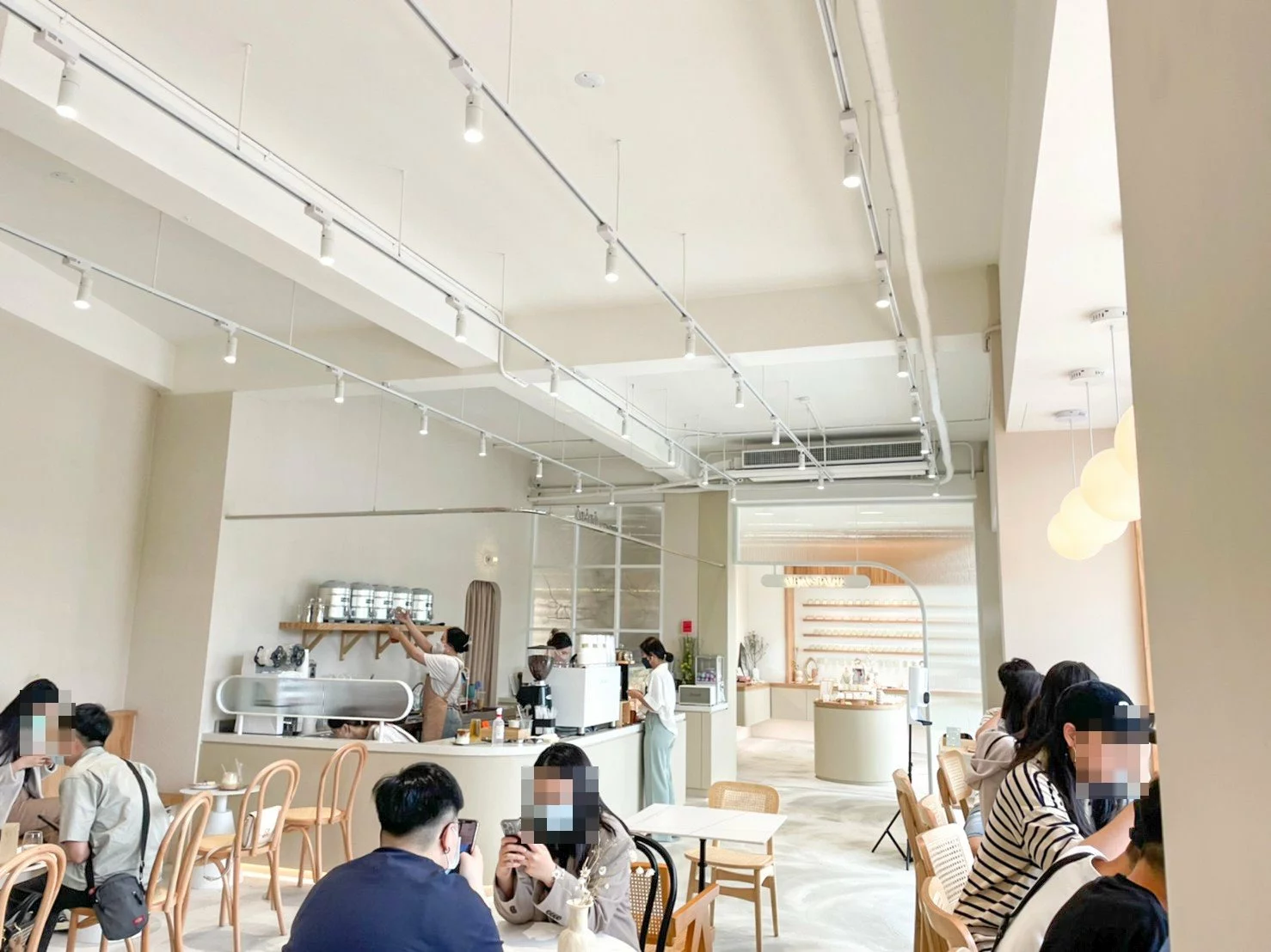 OMOMO韓系飲品咖啡廳｜台中新開幕超美韓系咖啡廳，純白色系超夢幻，鬆餅好吃，結合飾品很特別(中央公園旁) @猴屁的異想世界
