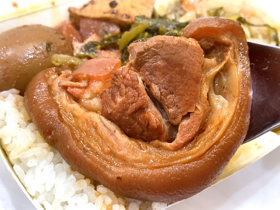 東興市魯肉義｜台中最好吃的滷肉飯，鄉民激推爌肉飯必點，酸菜