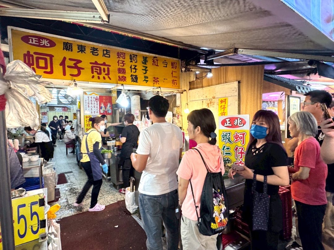 豐原廟東夜市美食推薦|正兆蚵仔煎蝦仁煎超香酥,獨門花生辣醬超特別,營業到半夜1點 @猴屁的異想世界 豐原廟東夜市美食推薦|正兆蚵仔煎蝦仁煎超香酥,獨門花生辣醬超特別,營業到半夜1點 @猴屁的異想世界