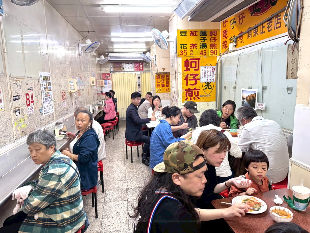 豐原廟東夜市美食推薦|正兆蚵仔煎蝦仁煎超香酥,獨門花生辣醬超特別,營業到半夜1點 @猴屁的異想世界 豐原廟東夜市美食推薦|正兆蚵仔煎蝦仁煎超香酥,獨門花生辣醬超特別,營業到半夜1點 @猴屁的異想世界