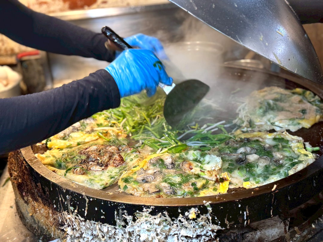 豐原廟東夜市美食推薦|正兆蚵仔煎蝦仁煎超香酥,獨門花生辣醬超特別,營業到半夜1點 @猴屁的異想世界 豐原廟東夜市美食推薦|正兆蚵仔煎蝦仁煎超香酥,獨門花生辣醬超特別,營業到半夜1點 @猴屁的異想世界