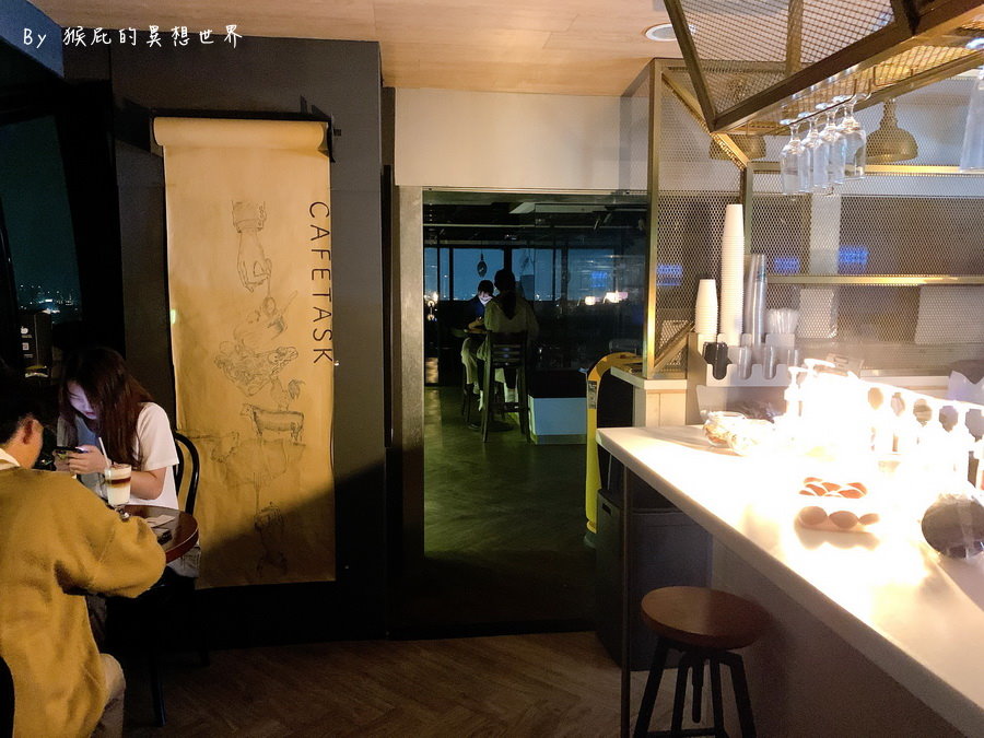 咖啡任務CAFETASK｜台中36樓高空夜景餐廳，在市區也能看夜景，必點金鍋鬆餅超好吃，台中不限時咖啡廳(台中夜景餐廳) @猴屁的異想世界