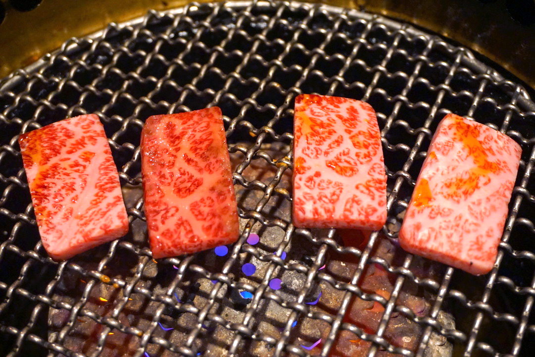 燒肉亭六歌仙｜東京新宿和牛燒肉吃到飽，帝王蟹豪華套餐超浮誇，東京自由行必吃美食 @猴屁的異想世界