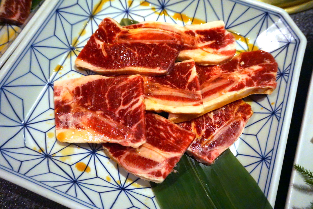 燒肉亭六歌仙｜東京新宿和牛燒肉吃到飽，帝王蟹豪華套餐超浮誇，東京自由行必吃美食 @猴屁的異想世界