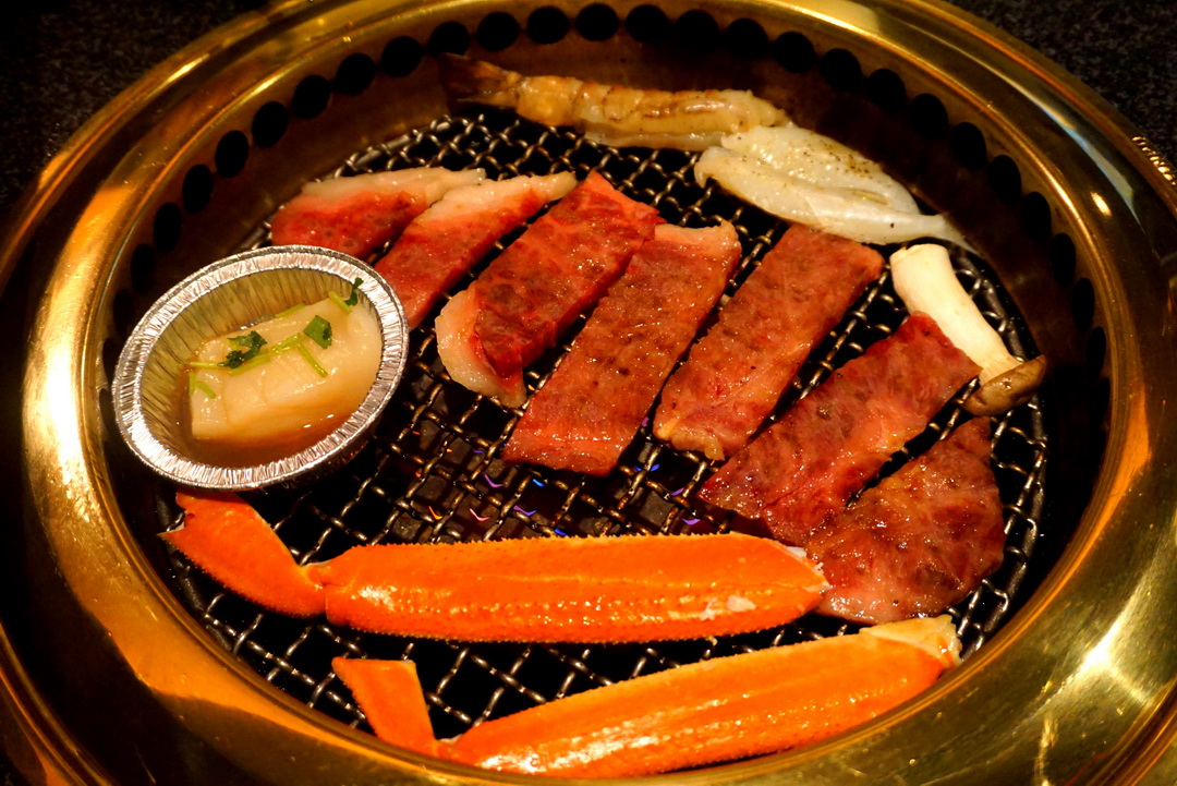燒肉亭六歌仙｜東京新宿和牛燒肉吃到飽，帝王蟹豪華套餐超浮誇，東京自由行必吃美食 @猴屁的異想世界
