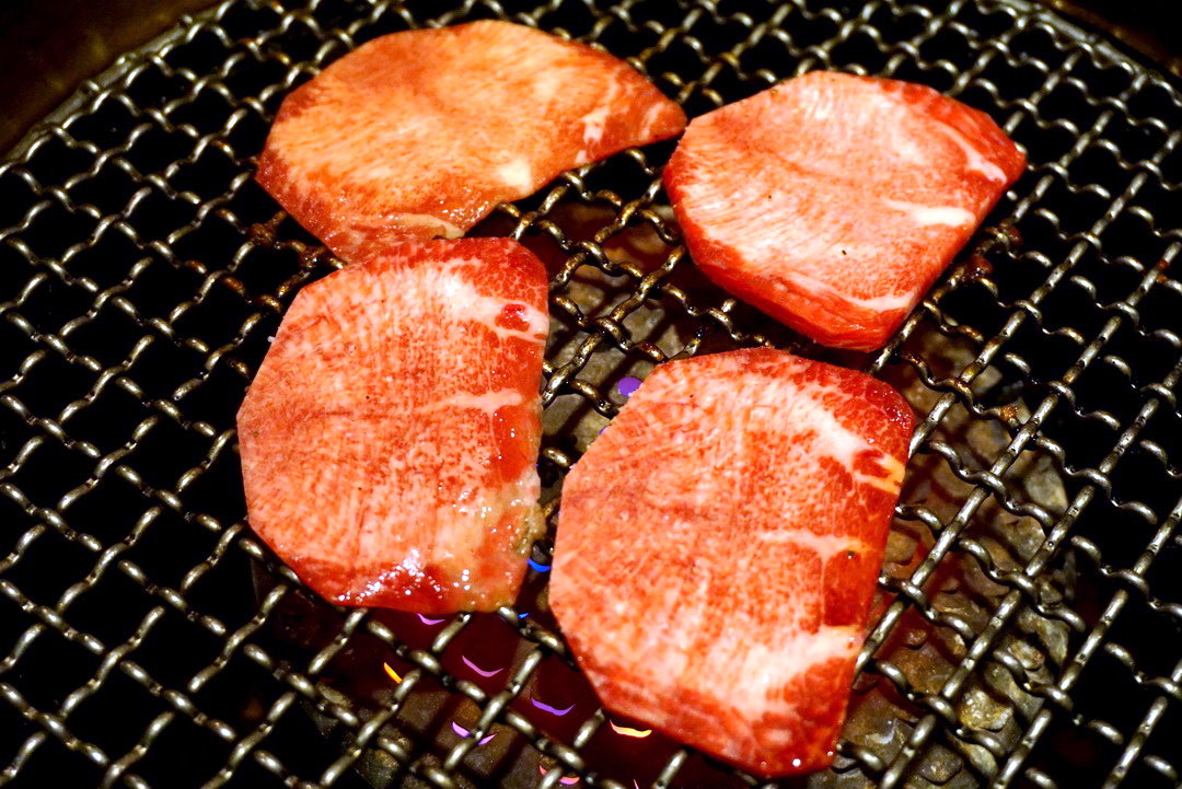 燒肉亭六歌仙｜東京新宿和牛燒肉吃到飽，帝王蟹豪華套餐超浮誇，東京自由行必吃美食 @猴屁的異想世界