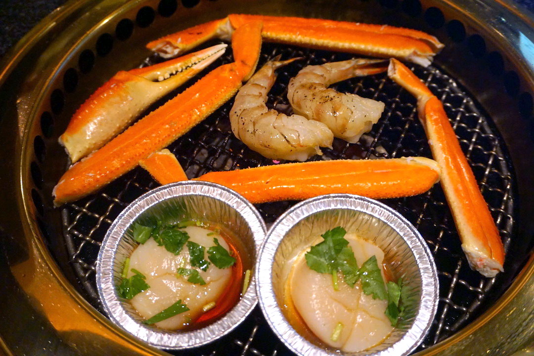 燒肉亭六歌仙｜東京新宿和牛燒肉吃到飽，帝王蟹豪華套餐超浮誇，東京自由行必吃美食 @猴屁的異想世界