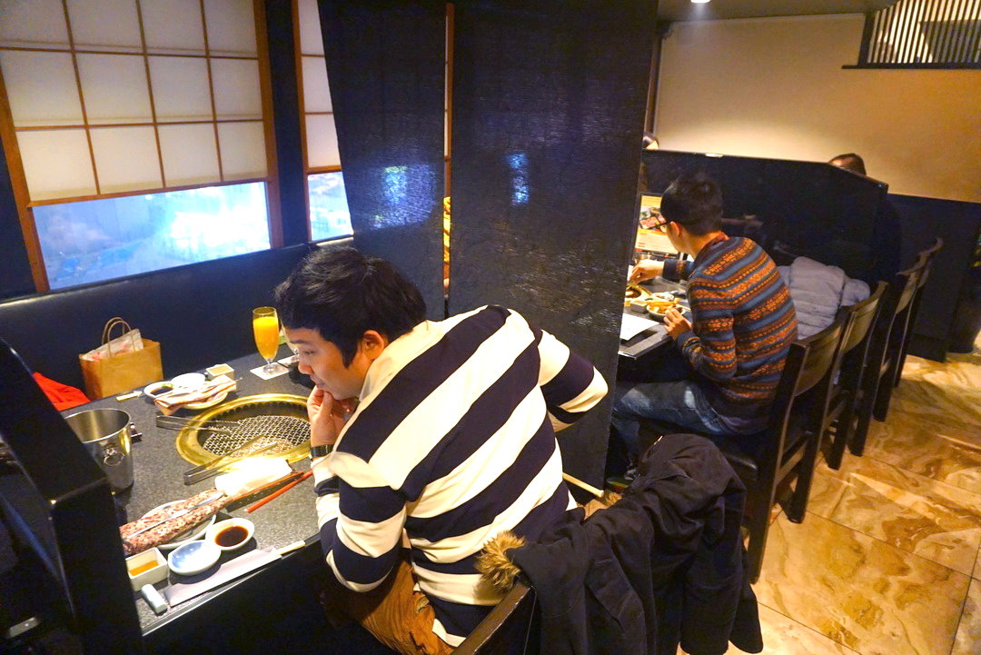 燒肉亭六歌仙｜東京新宿和牛燒肉吃到飽，帝王蟹豪華套餐超浮誇，東京自由行必吃美食 @猴屁的異想世界