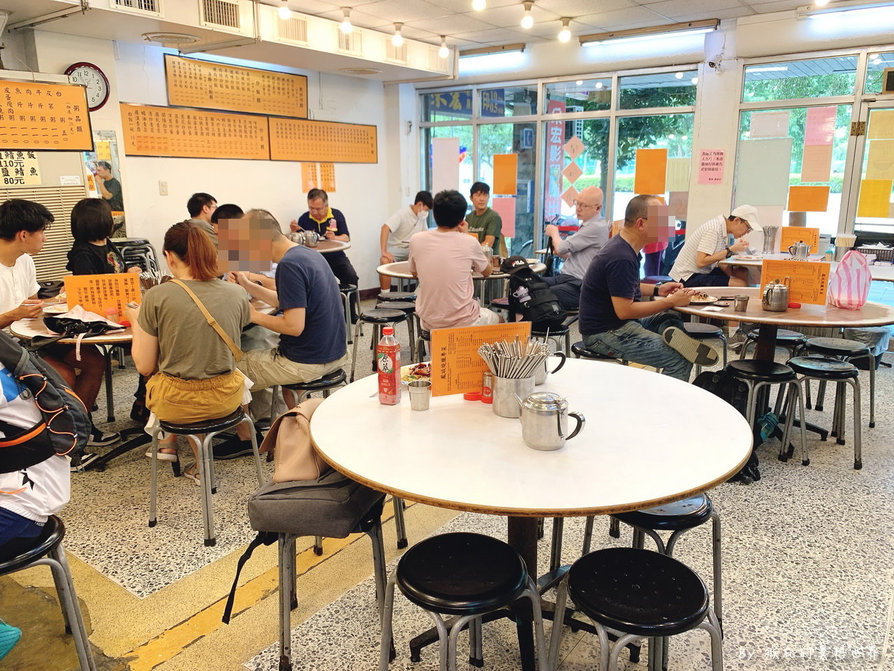 鳳城燒臘公館店｜台北公館必吃40年燒臘便當，化皮燒肉鴨腿必點，鴨腿超快就賣完 @猴屁的異想世界