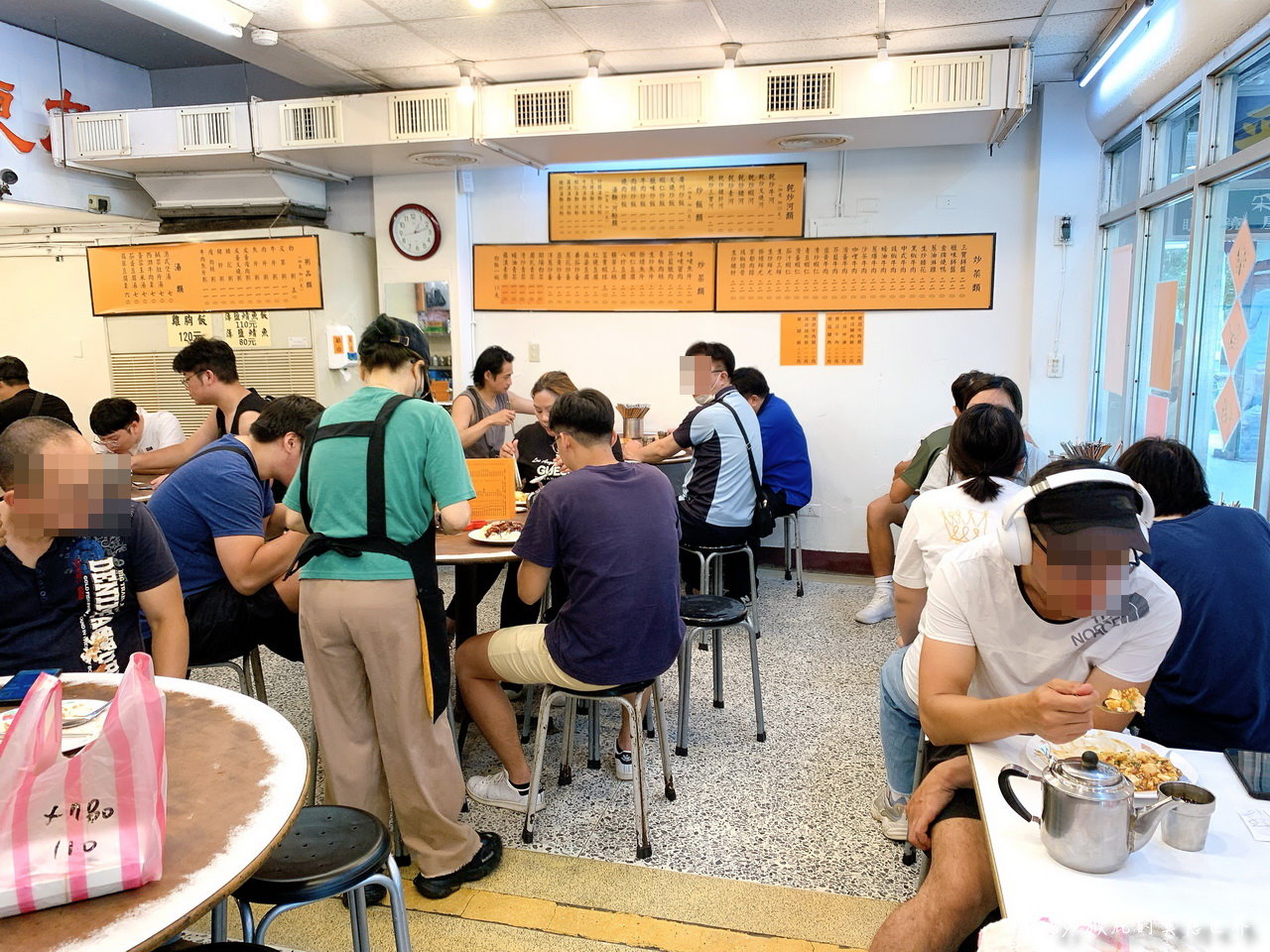 鳳城燒臘公館店｜台北公館必吃40年燒臘便當，化皮燒肉鴨腿必點，鴨腿超快就賣完 @猴屁的異想世界