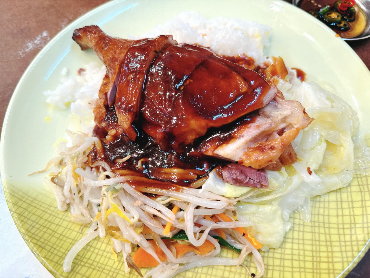 台北公館必吃美食，超人氣燒臘便當化皮燒肉超讚，鴨腿超快就賣完，鳳城燒臘公館店