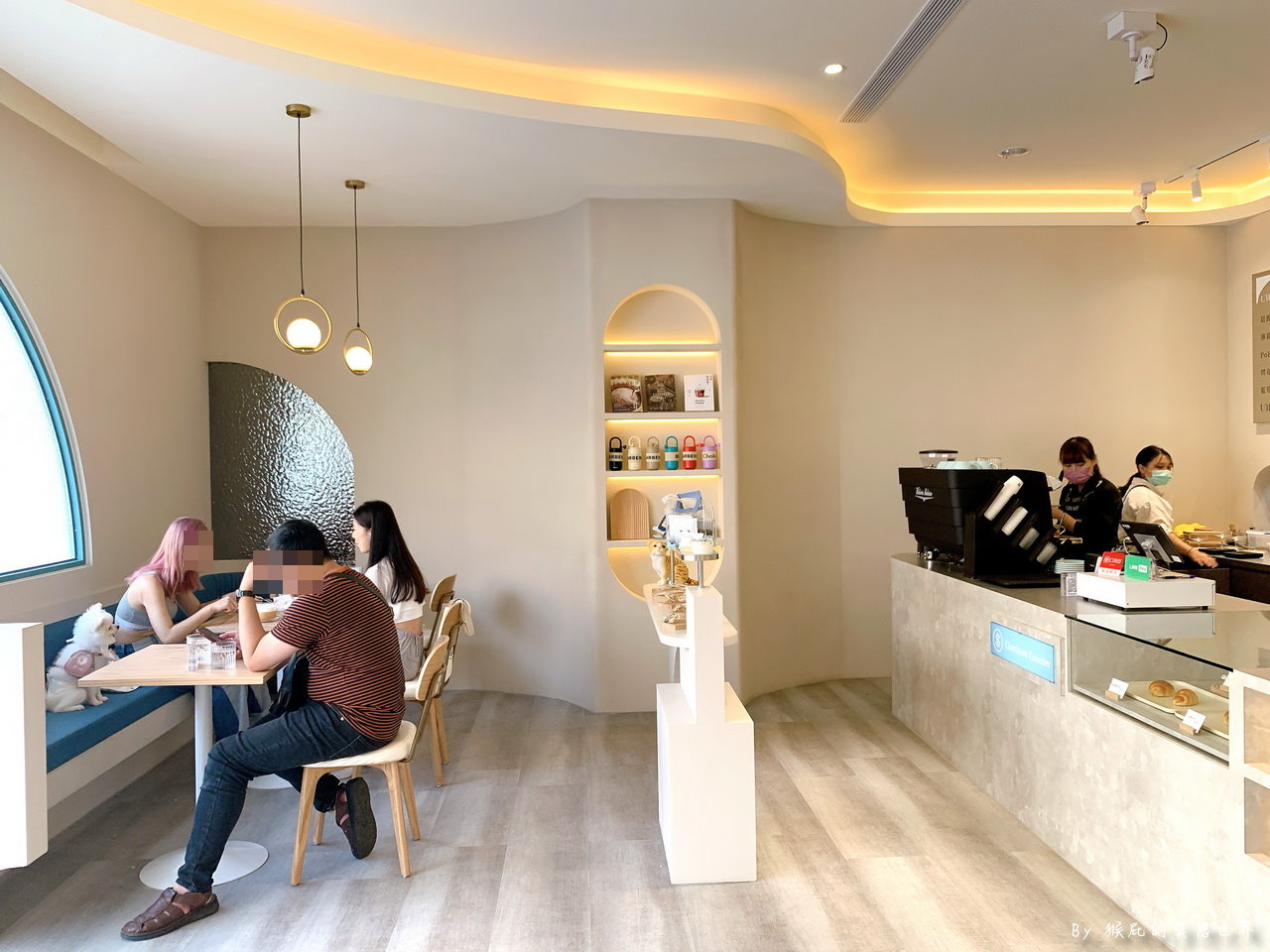 Uni cafe與你咖啡｜台中新開幕韓系咖啡廳就在逢甲，純白色建築超美，餐點平價好吃，乳酪蛋糕超好吃，寵物友善餐廳 @猴屁的異想世界