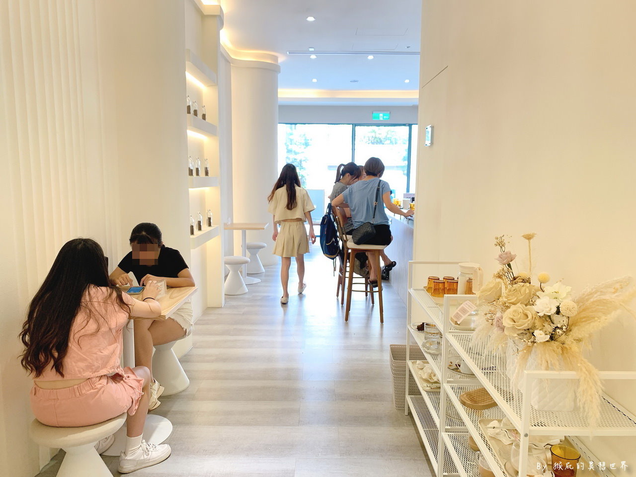 Uni cafe與你咖啡｜台中新開幕韓系咖啡廳就在逢甲，純白色建築超美，餐點平價好吃，乳酪蛋糕超好吃，寵物友善餐廳 @猴屁的異想世界