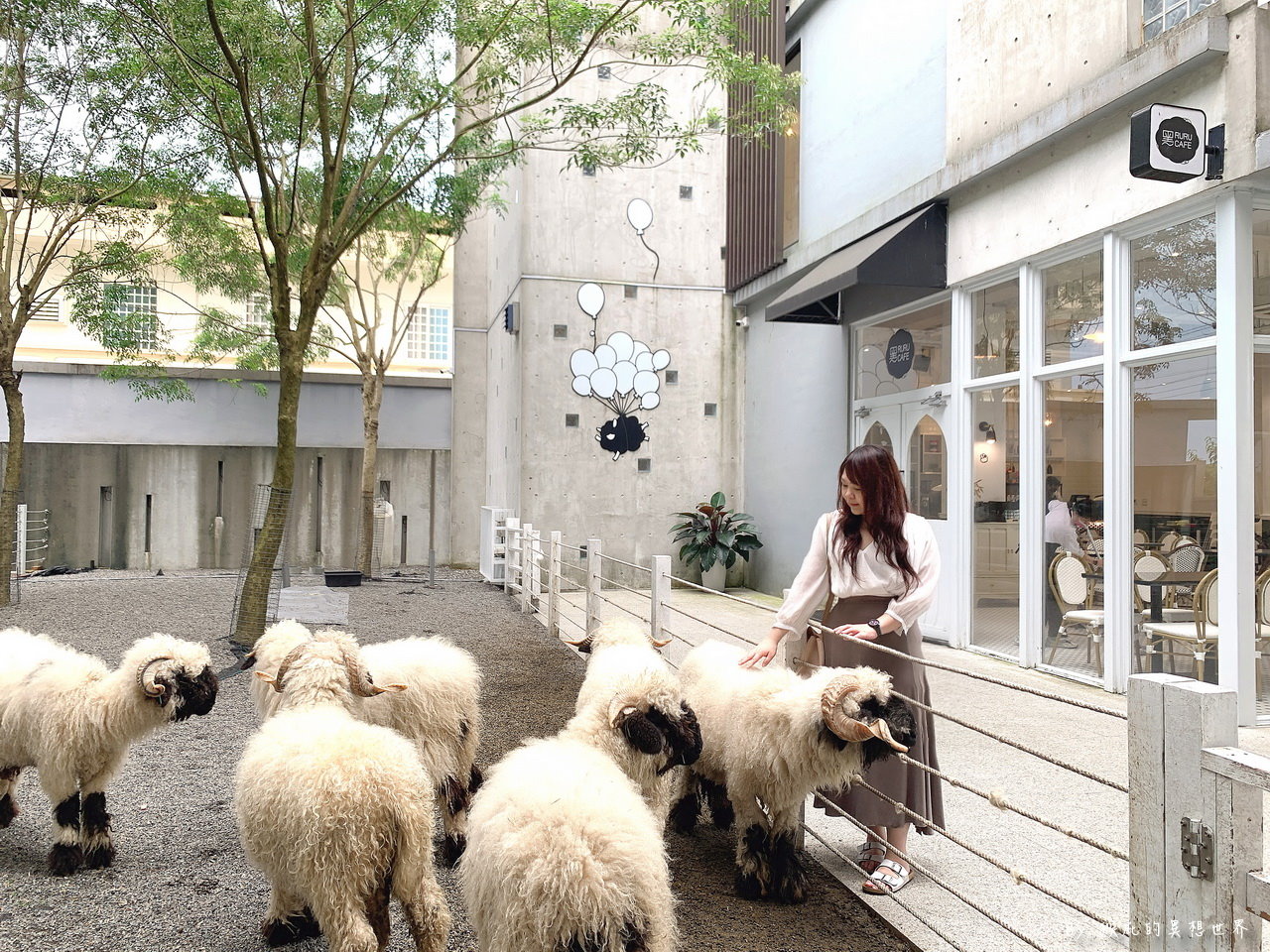 黑RURU CAFE｜宜蘭新景點笑笑羊主題咖啡館，超可愛笑笑羊近距離互動，甜點蛋糕好吃，有免費停車場 @猴屁的異想世界