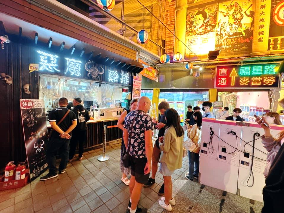 惡魔雞排逢甲總店｜台中逢甲夜市必吃，100元超厚切雞排，肉厚多汁大塊、梅子口味新登場 @猴屁的異想世界