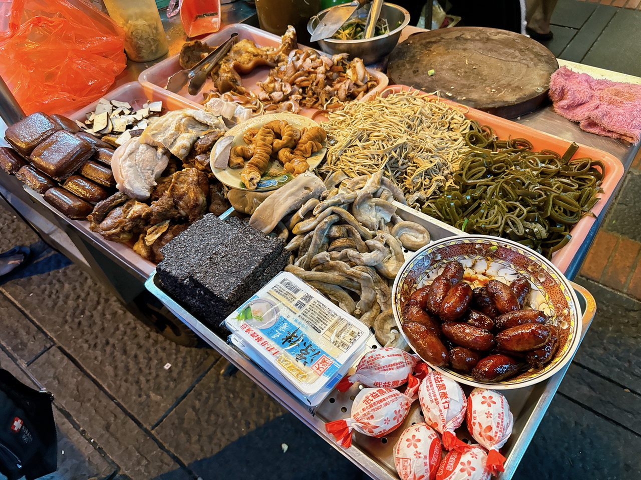 鹿港老街美食推薦|市場口賴家扁食麵,爌肉飯超下飯,扁食湯大碗只要35元 @猴屁的異想世界 鹿港老街美食推薦|市場口賴家扁食麵,爌肉飯超下飯,扁食湯大碗只要35元 @猴屁的異想世界