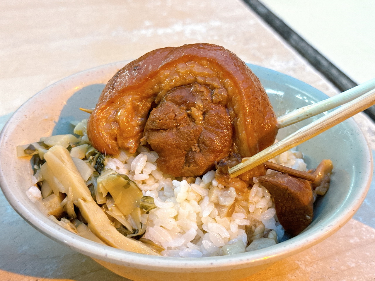 鹿港老街美食推薦|市場口賴家扁食麵,爌肉飯超下飯,扁食湯大碗只要35元 @猴屁的異想世界 鹿港老街美食推薦|市場口賴家扁食麵,爌肉飯超下飯,扁食湯大碗只要35元 @猴屁的異想世界
