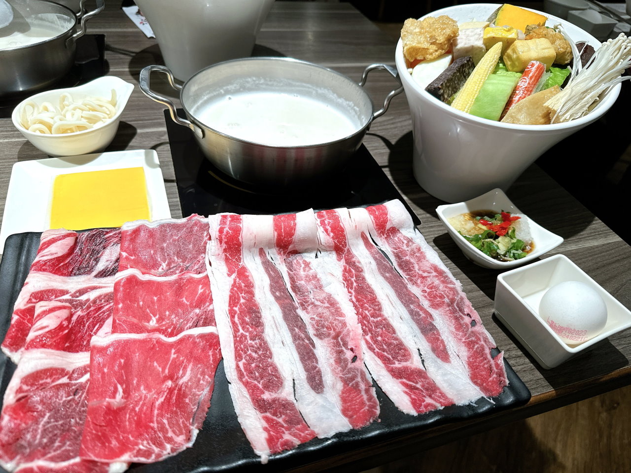 台中最好吃牛奶鍋,海陸雙拼cp值高,飯後甜點吃到飽,營業到半夜2點,台中宵夜推薦|加分火鍋台中店 @猴屁的異想世界 台中最好吃牛奶鍋,海陸雙拼cp值高,飯後甜點吃到飽,營業到半夜2點,台中宵夜推薦|加分火鍋台中店 @猴屁的異想世界