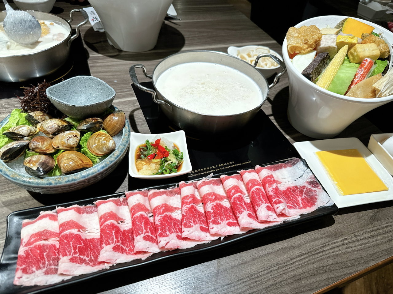 台中最好吃牛奶鍋,海陸雙拼cp值高,飯後甜點吃到飽,營業到半夜2點,台中宵夜推薦|加分火鍋台中店 @猴屁的異想世界 台中最好吃牛奶鍋,海陸雙拼cp值高,飯後甜點吃到飽,營業到半夜2點,台中宵夜推薦|加分火鍋台中店 @猴屁的異想世界