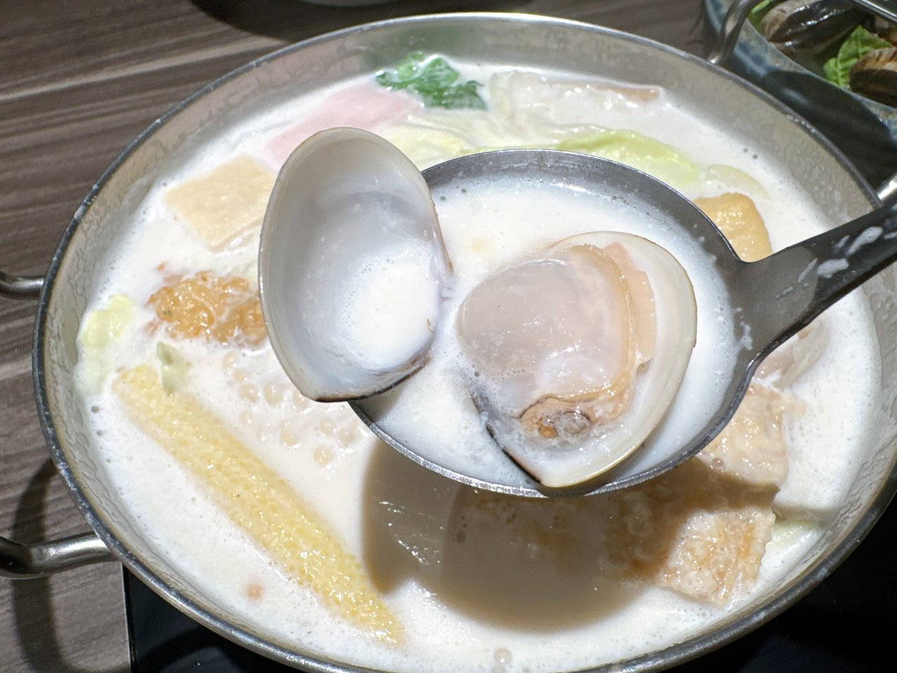 台中最好吃牛奶鍋,海陸雙拼cp值高,飯後甜點吃到飽,營業到半夜2點,台中宵夜推薦|加分火鍋台中店 @猴屁的異想世界 台中最好吃牛奶鍋,海陸雙拼cp值高,飯後甜點吃到飽,營業到半夜2點,台中宵夜推薦|加分火鍋台中店 @猴屁的異想世界