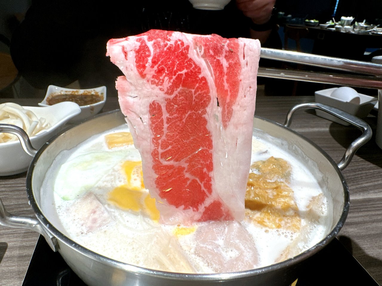 台中最好吃牛奶鍋,海陸雙拼cp值高,飯後甜點吃到飽,營業到半夜2點,台中宵夜推薦|加分火鍋台中店 @猴屁的異想世界 台中最好吃牛奶鍋,海陸雙拼cp值高,飯後甜點吃到飽,營業到半夜2點,台中宵夜推薦|加分火鍋台中店 @猴屁的異想世界