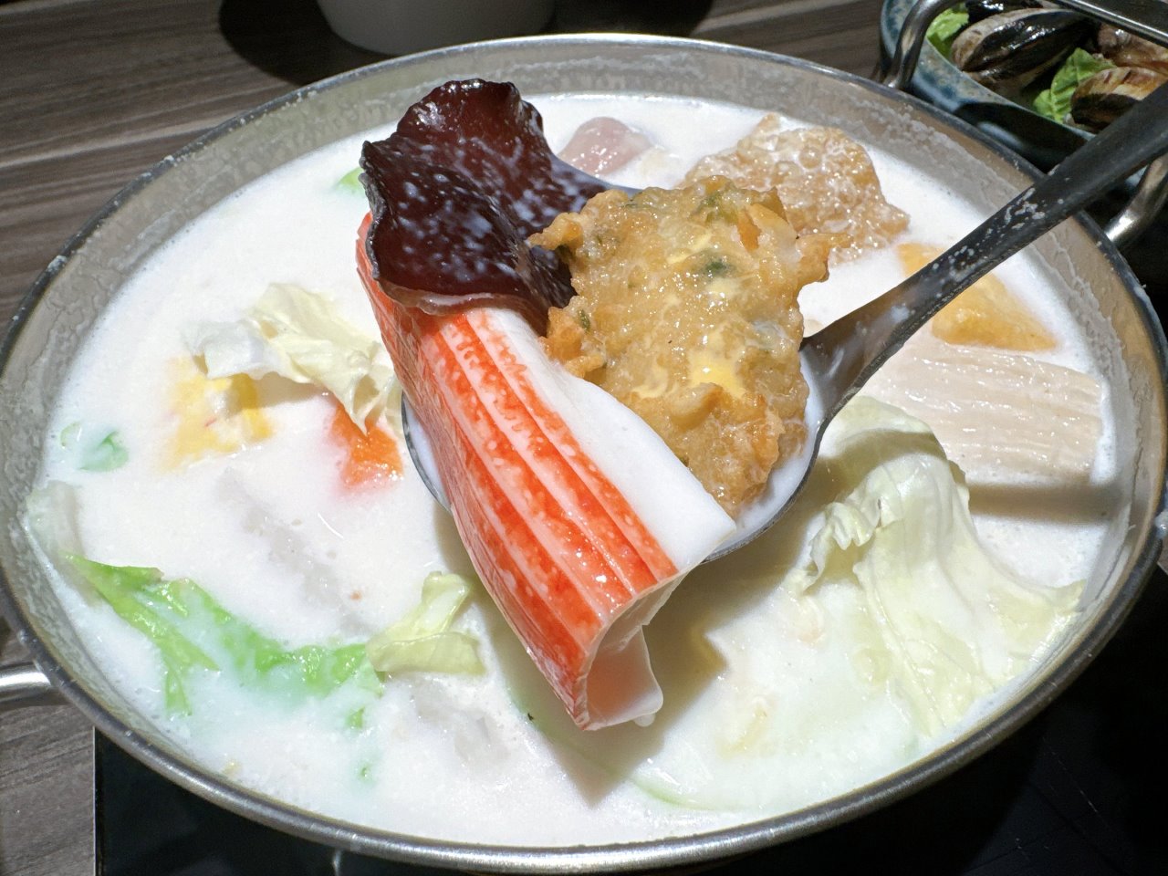 台中最好吃牛奶鍋,海陸雙拼cp值高,飯後甜點吃到飽,營業到半夜2點,台中宵夜推薦|加分火鍋台中店 @猴屁的異想世界 台中最好吃牛奶鍋,海陸雙拼cp值高,飯後甜點吃到飽,營業到半夜2點,台中宵夜推薦|加分火鍋台中店 @猴屁的異想世界