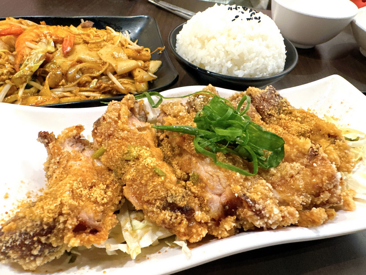 三重新加坡料理，平價大份量，推薦椒麻雞、炒粿條、月亮蝦餅、叻沙麵、沙嗲串｜大姊的店新加坡料理 @猴屁的異想世界