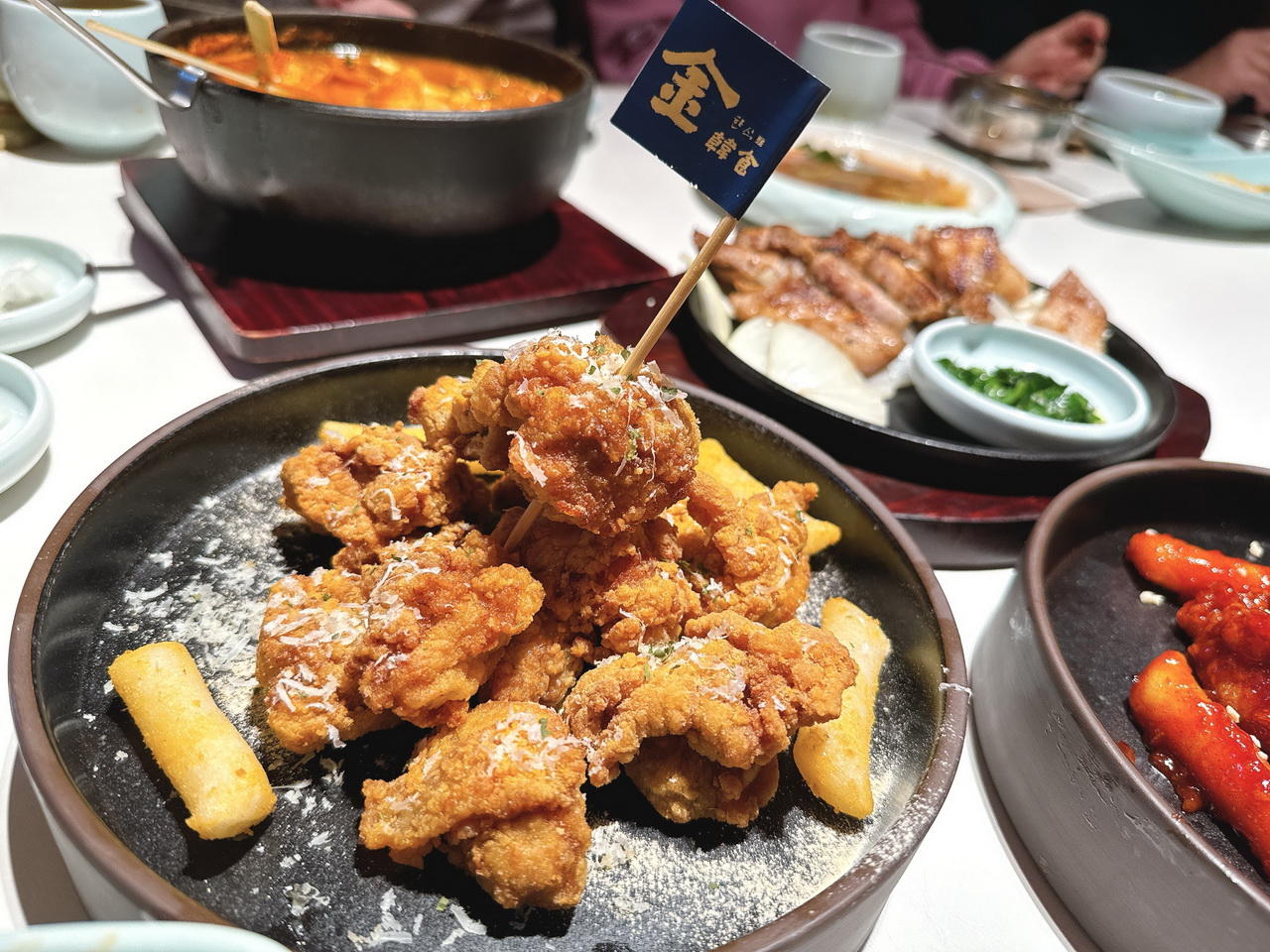 屋馬燒肉新品牌韓式料理，9種小菜吃到飽，壽星玩遊戲送禮物｜金韓食 @猴屁的異想世界
