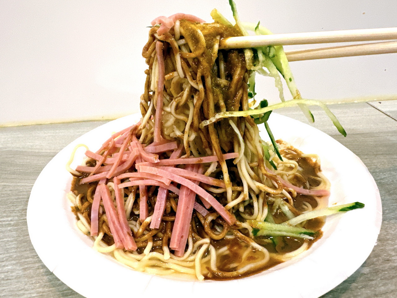 家湘涼麵|被涼麵耽誤的臭豆腐,士林夜市評價超低,但生意超好排隊排爆的神奇小店 @猴屁的異想世界 家湘涼麵|被涼麵耽誤的臭豆腐,士林夜市評價超低,但生意超好排隊排爆的神奇小店 @猴屁的異想世界