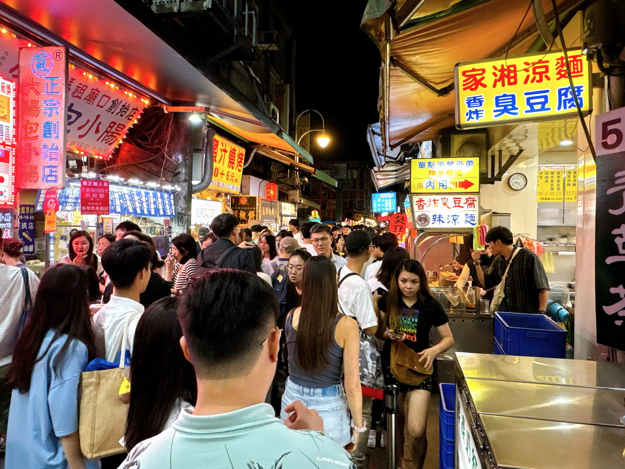 家湘涼麵|被涼麵耽誤的臭豆腐,士林夜市評價超低,但生意超好排隊排爆的神奇小店 @猴屁的異想世界 家湘涼麵|被涼麵耽誤的臭豆腐,士林夜市評價超低,但生意超好排隊排爆的神奇小店 @猴屁的異想世界