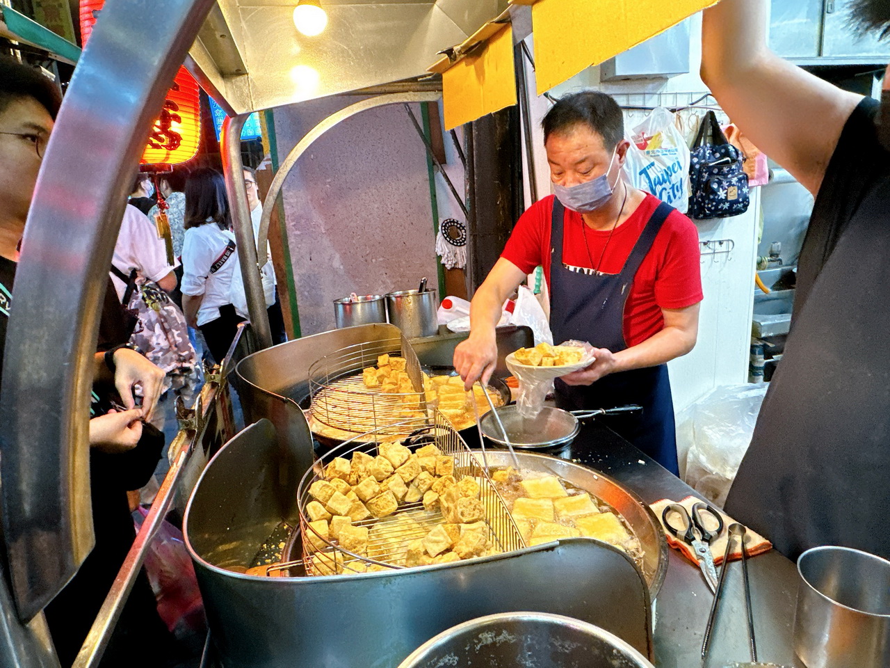 家湘涼麵|被涼麵耽誤的臭豆腐,士林夜市評價超低,但生意超好排隊排爆的神奇小店 @猴屁的異想世界 家湘涼麵|被涼麵耽誤的臭豆腐,士林夜市評價超低,但生意超好排隊排爆的神奇小店 @猴屁的異想世界