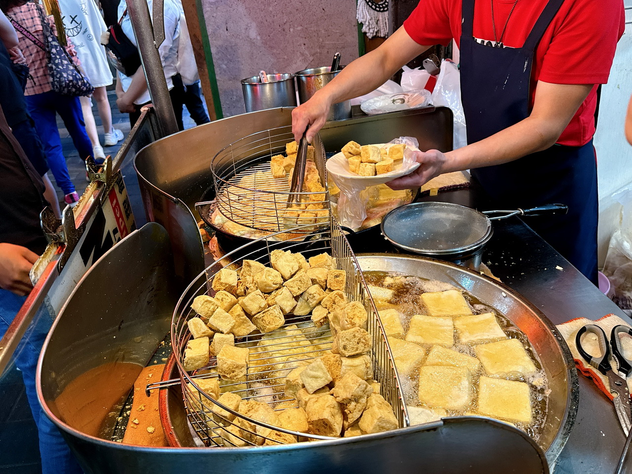 家湘涼麵|被涼麵耽誤的臭豆腐,士林夜市評價超低,但生意超好排隊排爆的神奇小店 @猴屁的異想世界 家湘涼麵|被涼麵耽誤的臭豆腐,士林夜市評價超低,但生意超好排隊排爆的神奇小店 @猴屁的異想世界