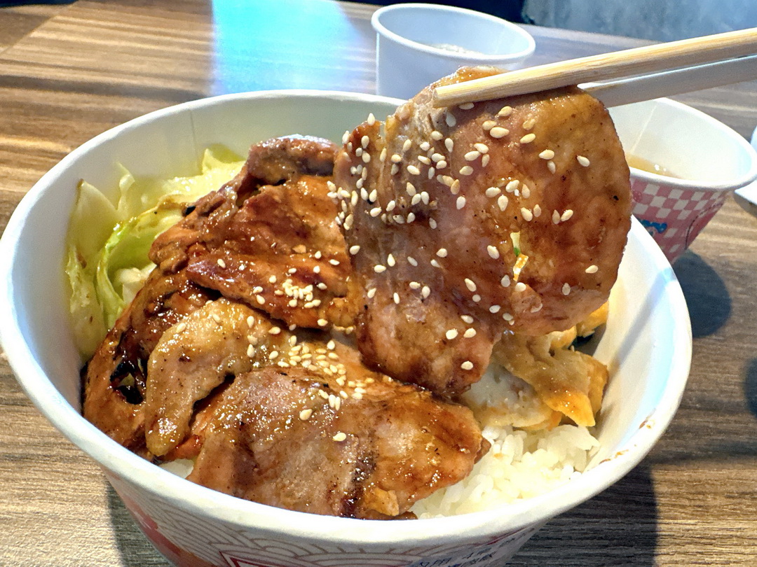 【粗飽烤肉飯逢甲店】招牌烤肉飯只要100元,內用飲料熱湯無限暢飲,台中高CP值烤肉便當! @猴屁的異想世界 【粗飽烤肉飯逢甲店】招牌烤肉飯只要100元,內用飲料熱湯無限暢飲,台中高CP值烤肉便當! @猴屁的異想世界