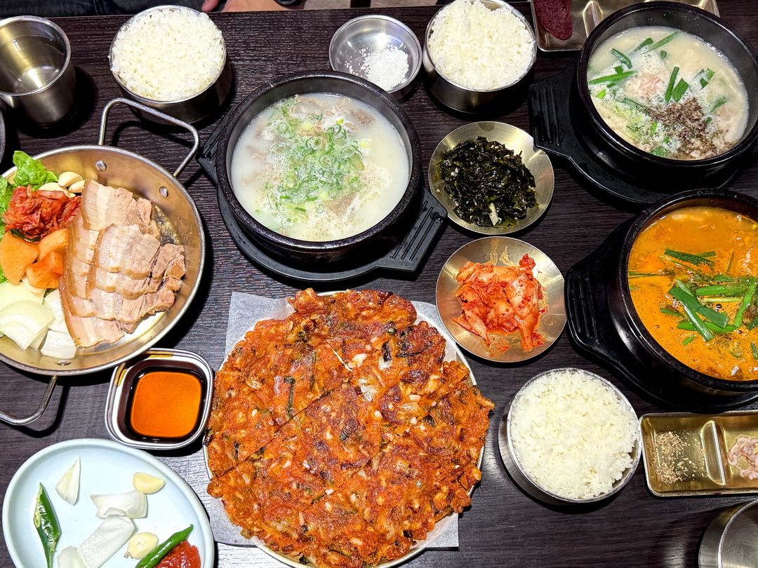 【延南家韓式豬肉湯飯】台中南屯人氣韓式料理推薦,血腸湯飯、雪濃湯、菜包肉必吃,小菜吃到飽超佛心! @猴屁的異想世界 【延南家韓式豬肉湯飯】台中南屯人氣韓式料理推薦,血腸湯飯、雪濃湯、菜包肉必吃,小菜吃到飽超佛心! @猴屁的異想世界