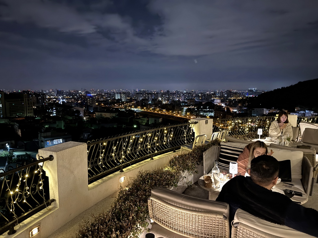 【眺高STAY WITH MOUNTAIN】台中絕美景觀餐廳,北屯最夯百萬夜景,聖誕樹美翻超浪漫 @猴屁的異想世界 【眺高STAY WITH MOUNTAIN】台中絕美景觀餐廳,北屯最夯百萬夜景,聖誕樹美翻超浪漫 @猴屁的異想世界