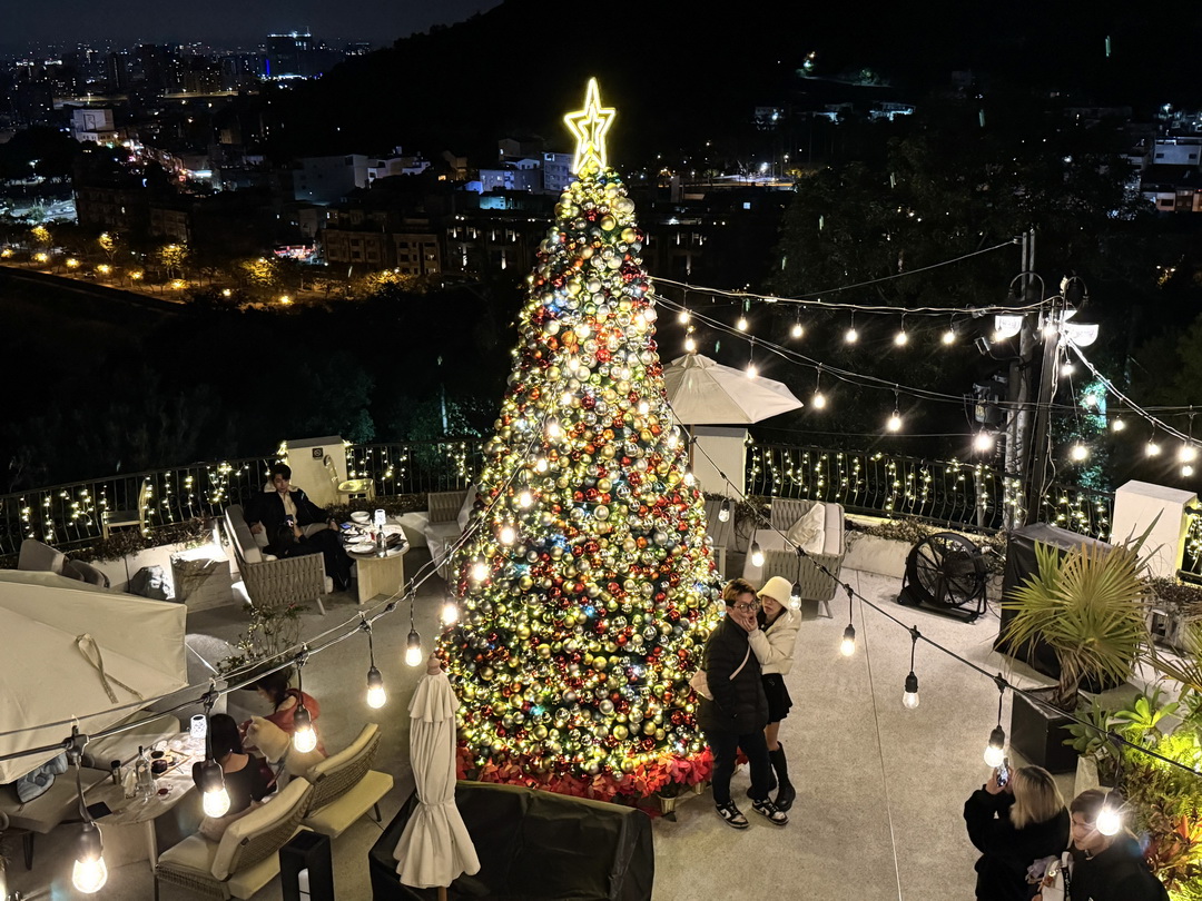 【眺高STAY WITH MOUNTAIN】台中絕美景觀餐廳,北屯最夯百萬夜景,聖誕樹美翻超浪漫 @猴屁的異想世界 【眺高STAY WITH MOUNTAIN】台中絕美景觀餐廳,北屯最夯百萬夜景,聖誕樹美翻超浪漫 @猴屁的異想世界