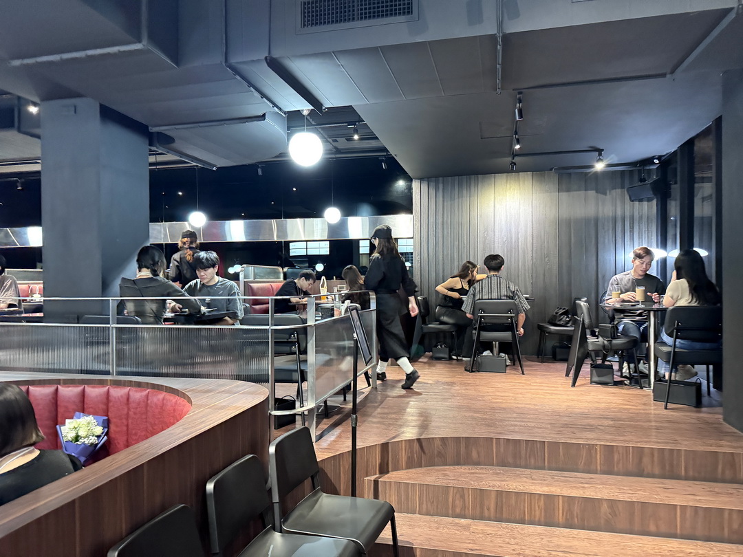 【WEST1993西館】台中美式漢堡推薦，超狂雙主餐餐廳，飲料無限暢飲、壽星送蛋糕 @猴屁的異想世界