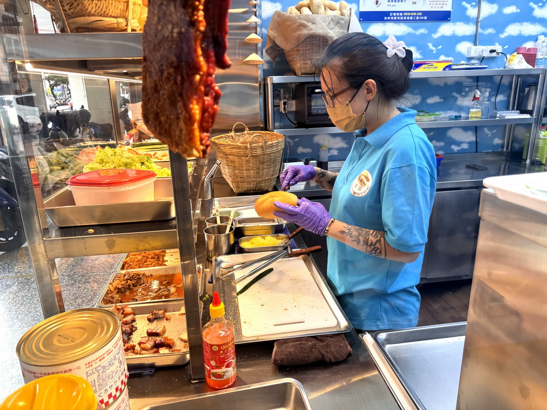 【青雲越南法國麵包店】台中隱藏版異國美食,脆皮烤豬超銷魂,沙嗲牛肉也超涮嘴 @猴屁的異想世界 【青雲越南法國麵包店】台中隱藏版異國美食,脆皮烤豬超銷魂,沙嗲牛肉也超涮嘴 @猴屁的異想世界