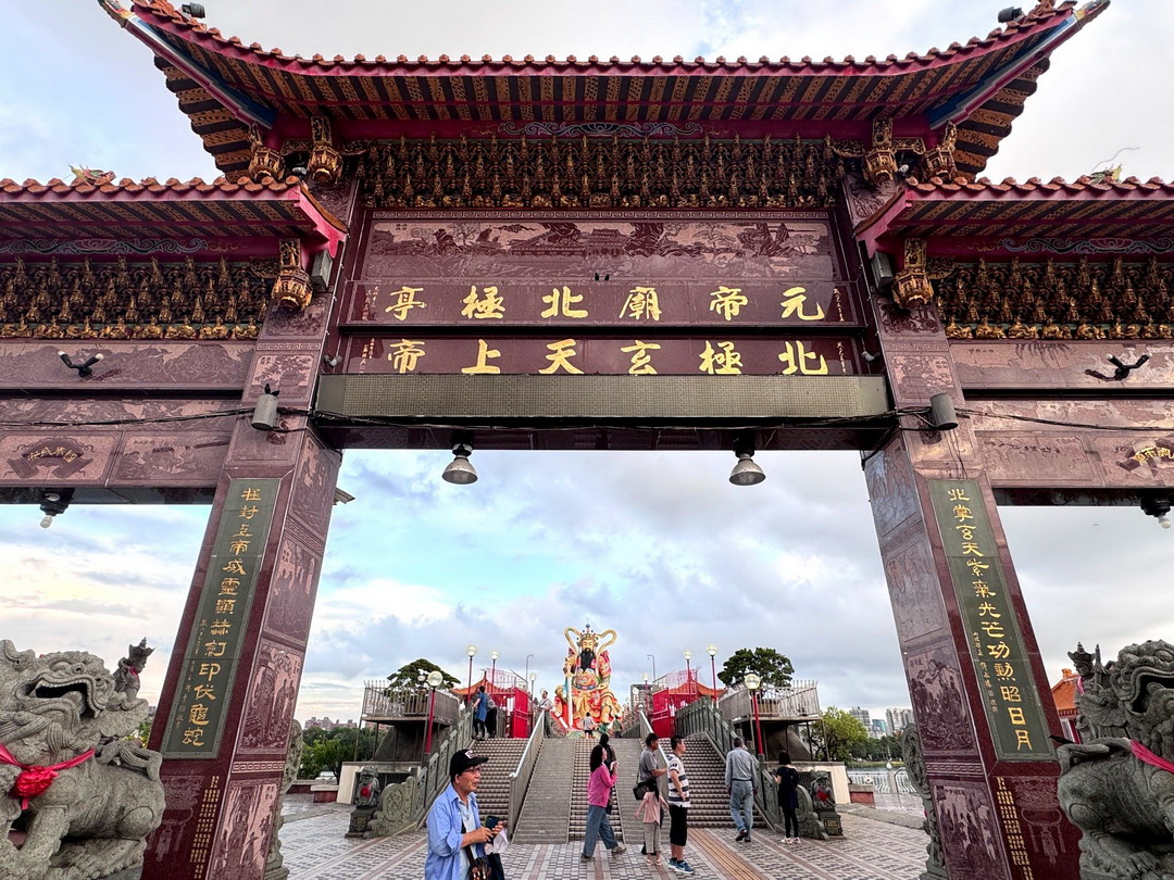 左營元帝廟北極亭|高雄蓮池潭超巨大玄天上帝神像,金雞招財蛋&求籤機好玩又靈驗! @猴屁的異想世界 左營元帝廟北極亭|高雄蓮池潭超巨大玄天上帝神像,金雞招財蛋&求籤機好玩又靈驗! @猴屁的異想世界
