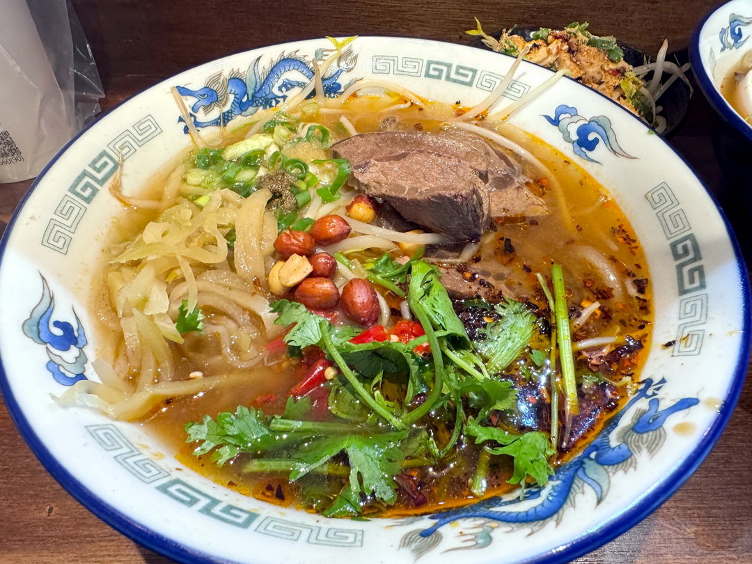 【老棠酸辣粉】台中酸辣粉推薦,麻辣燙串串只要13元!必吃牛肉酸辣粉、口水雞、蒜泥白肉超夠味 @猴屁的異想世界 【老棠酸辣粉】台中酸辣粉推薦,麻辣燙串串只要13元!必吃牛肉酸辣粉、口水雞、蒜泥白肉超夠味 @猴屁的異想世界